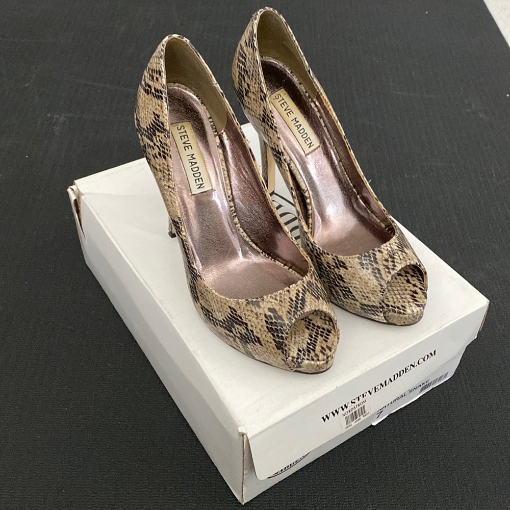 Steve Madden Luxuryy Natural Snake Peep Toe Pump Heels, Size 7